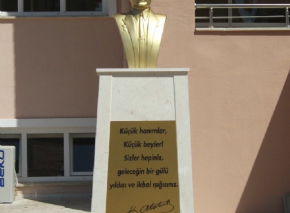 Atatürk büstü ve yazıları