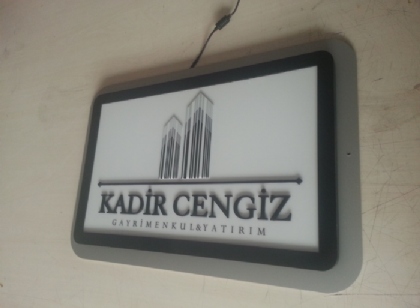 Işıklı ofis giriş tabelası Kadir Cengiz Gayrimenkul